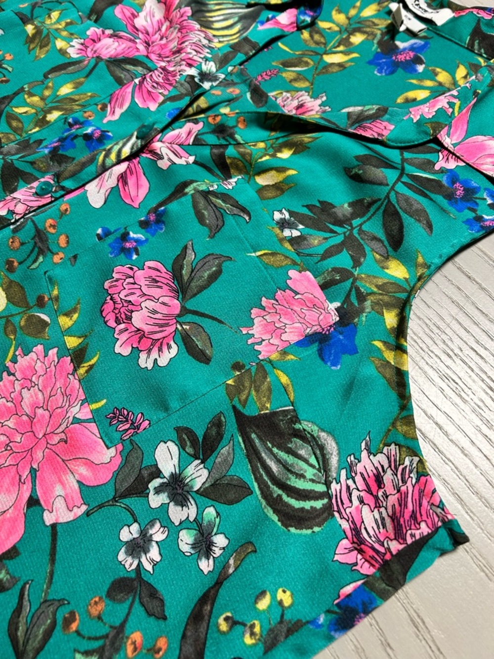 Gorgeous Express Teal Floral Silky Sleeveless Button-Front (Large SLIM) - Picture 3 of 6